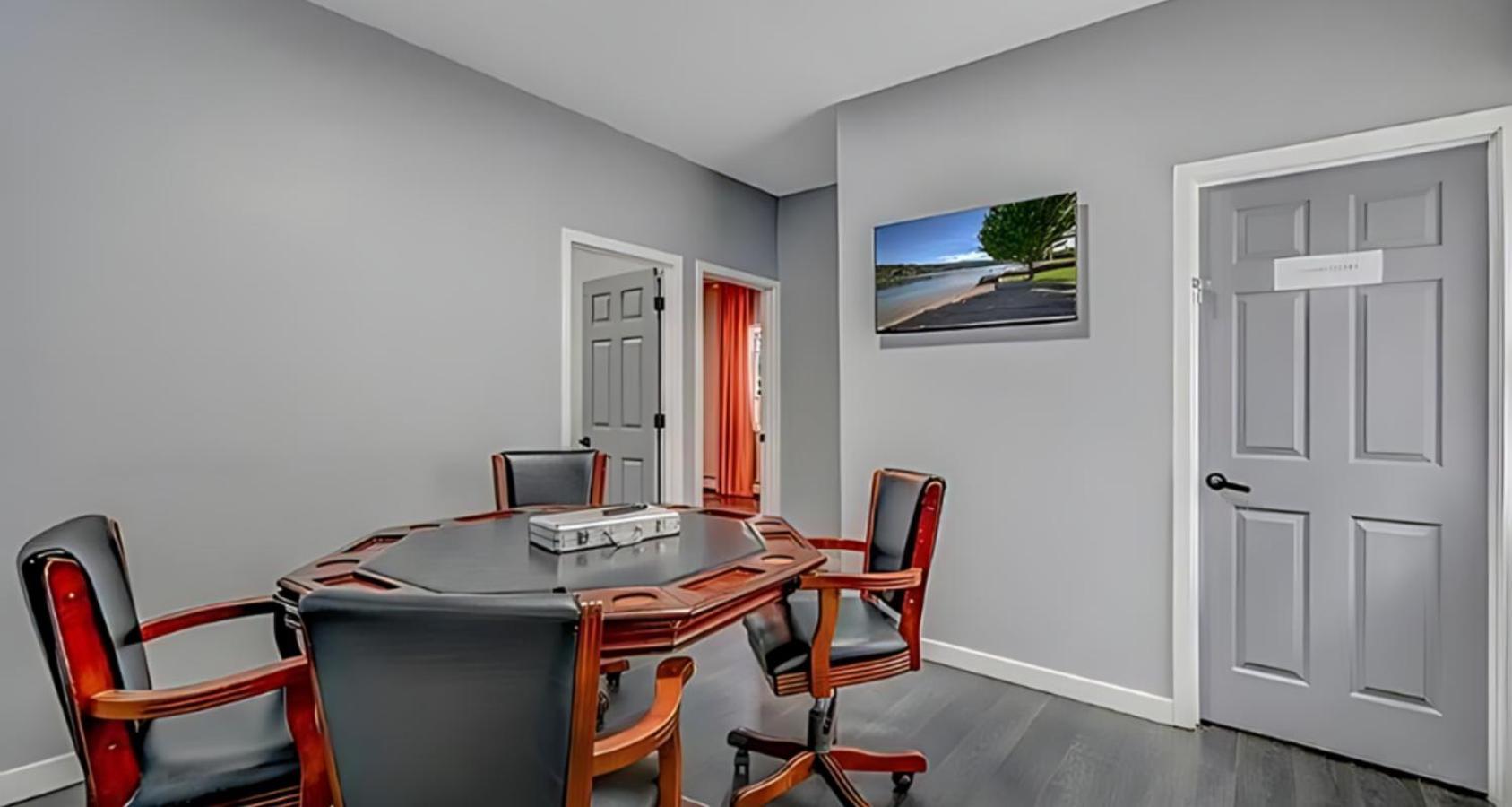 Peaceful Pocono Home With Hot Tub, Gym, & Office Long Pond Ngoại thất bức ảnh